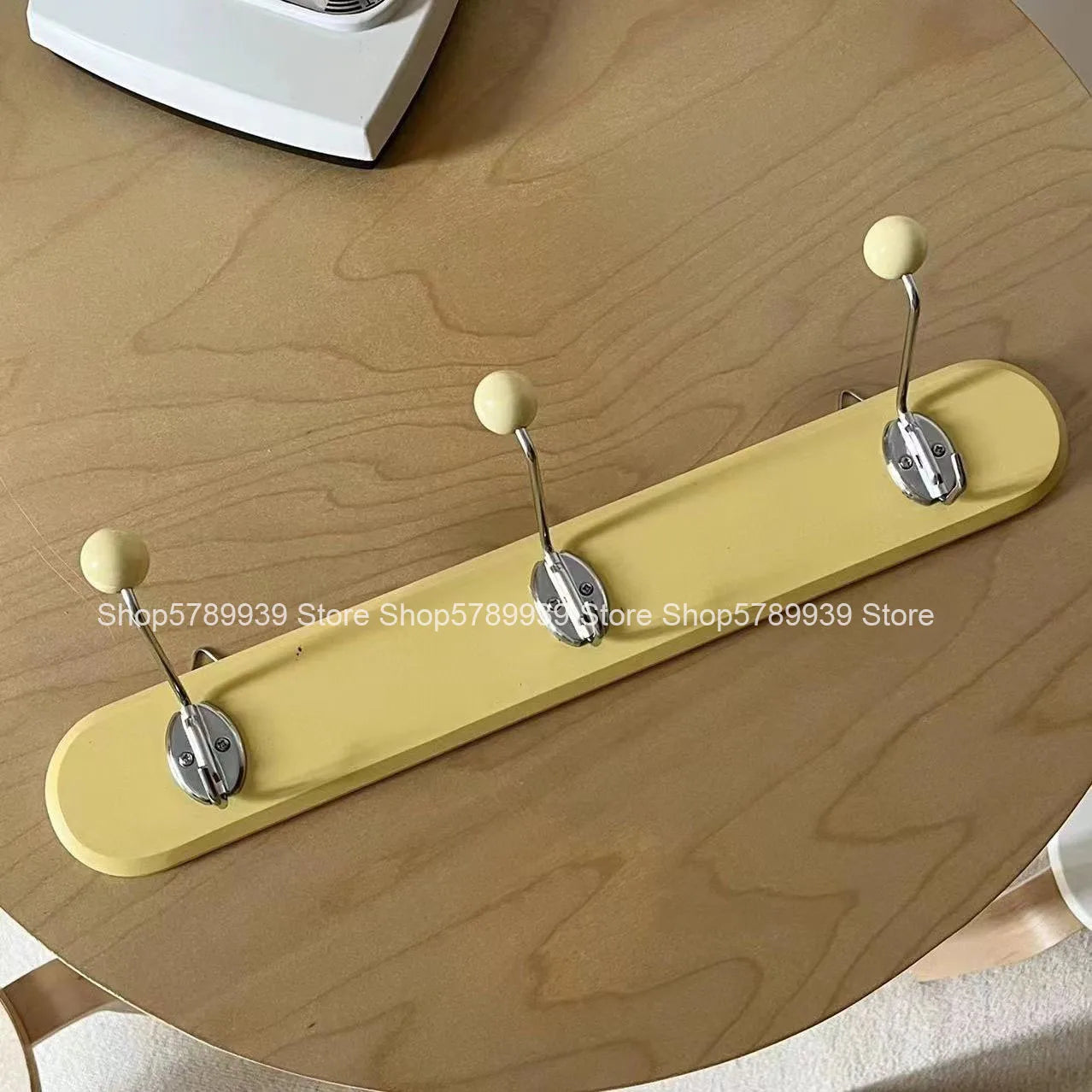 Porte manteau vintage avec plateau en bois coloré