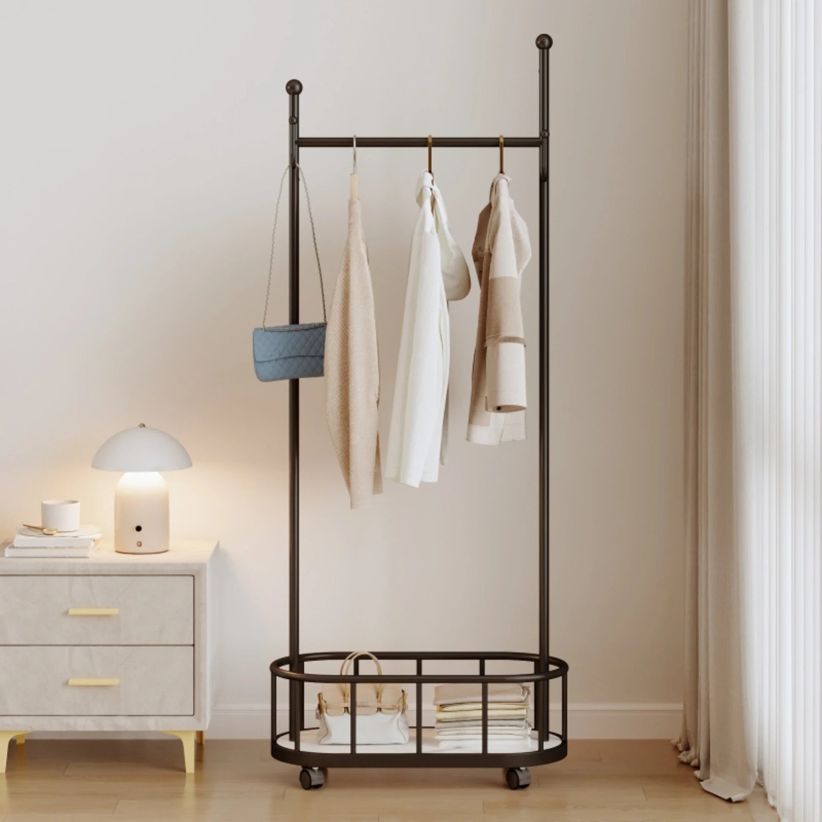 Porte manteau sur roulettes avec grand panier de rangement