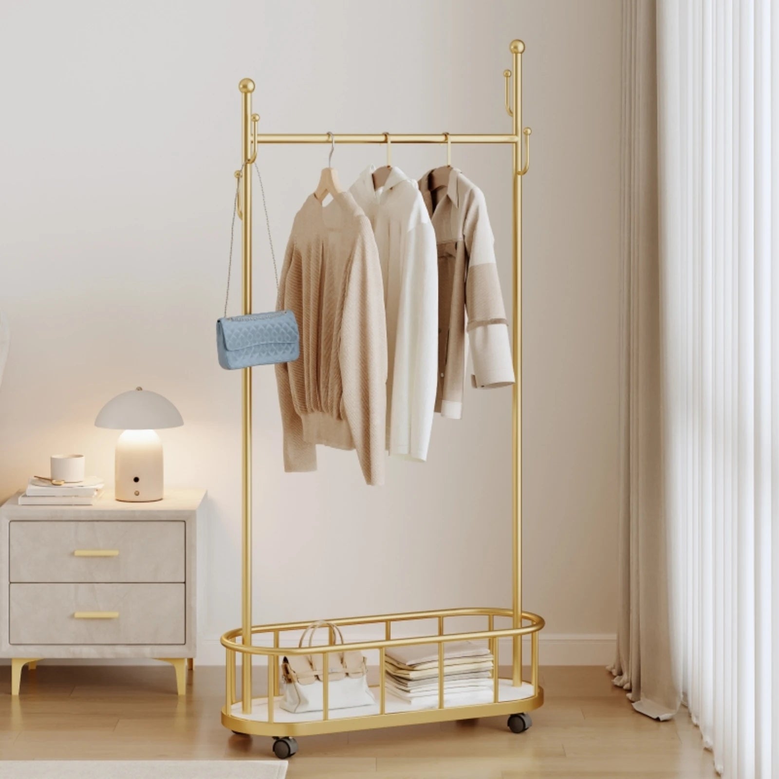 Porte manteau sur roulettes avec grand panier de rangement