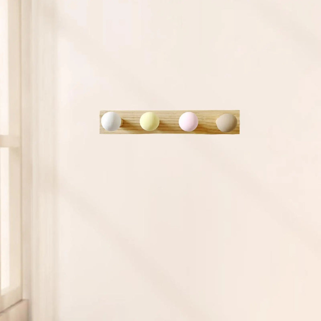 Porte manteau mural en bois avec crochets colorés